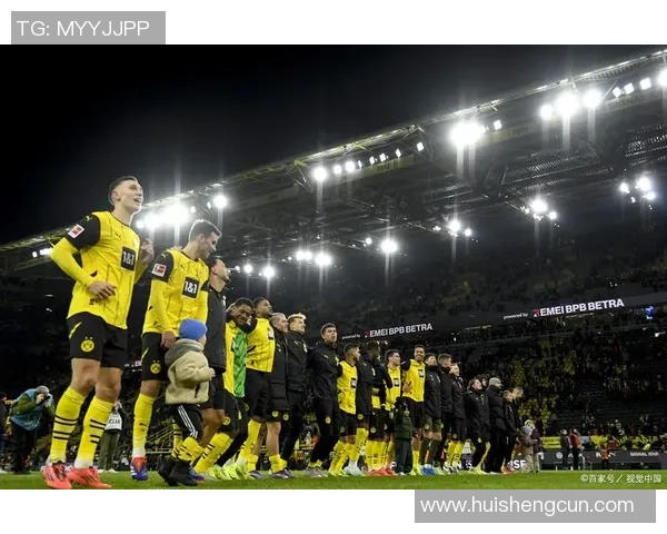 足球明星在绿茵场上挥洒汗水的精彩瞬间定格于镜头之中